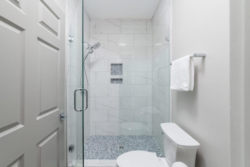 Shower, Toilet, Bathroom, towels