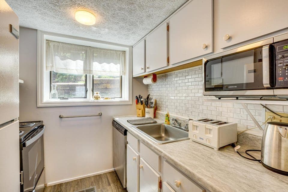 Hike, Ski & Fish! Sunset-View Condo in Beech Mtn House in Beech Mountain