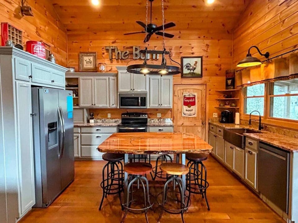 Water's Edge, Covered Porch, Deep Creek as your Backyard Haven, Hot Tub, Pool Table, Fire Pit, Close to Town & Entrance to National Park House in Swain County