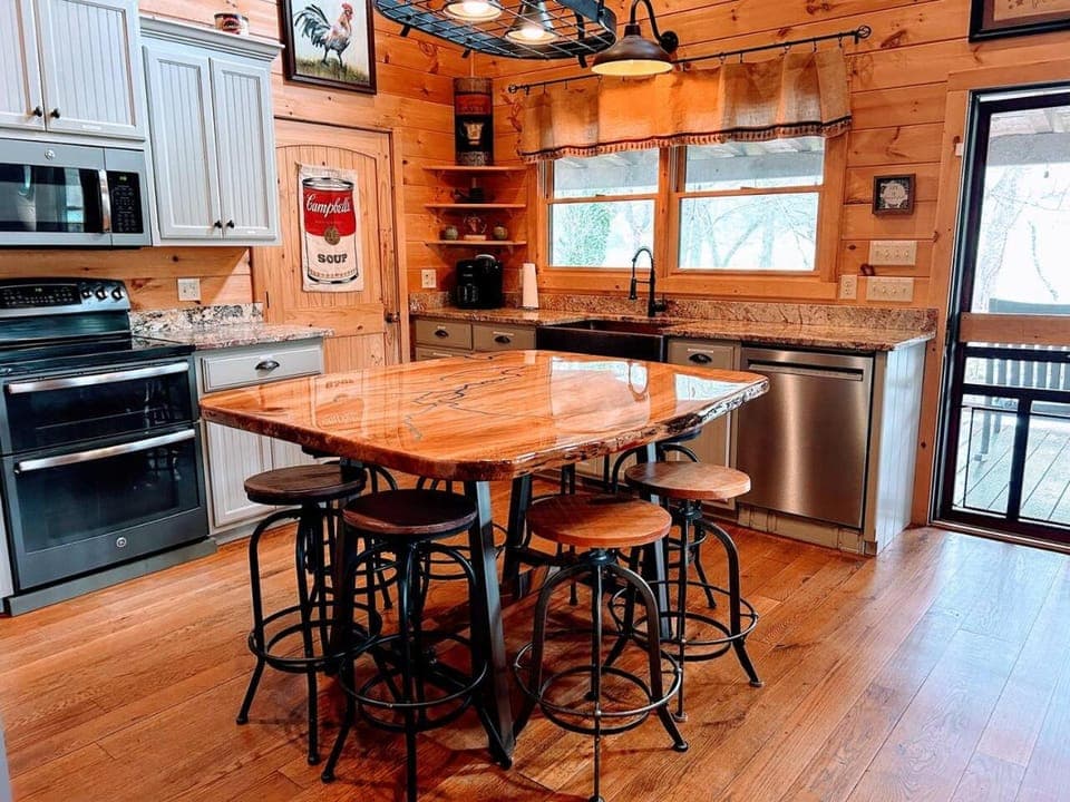 Water's Edge, Covered Porch, Deep Creek as your Backyard Haven, Hot Tub, Pool Table, Fire Pit, Close to Town & Entrance to National Park House in Swain County
