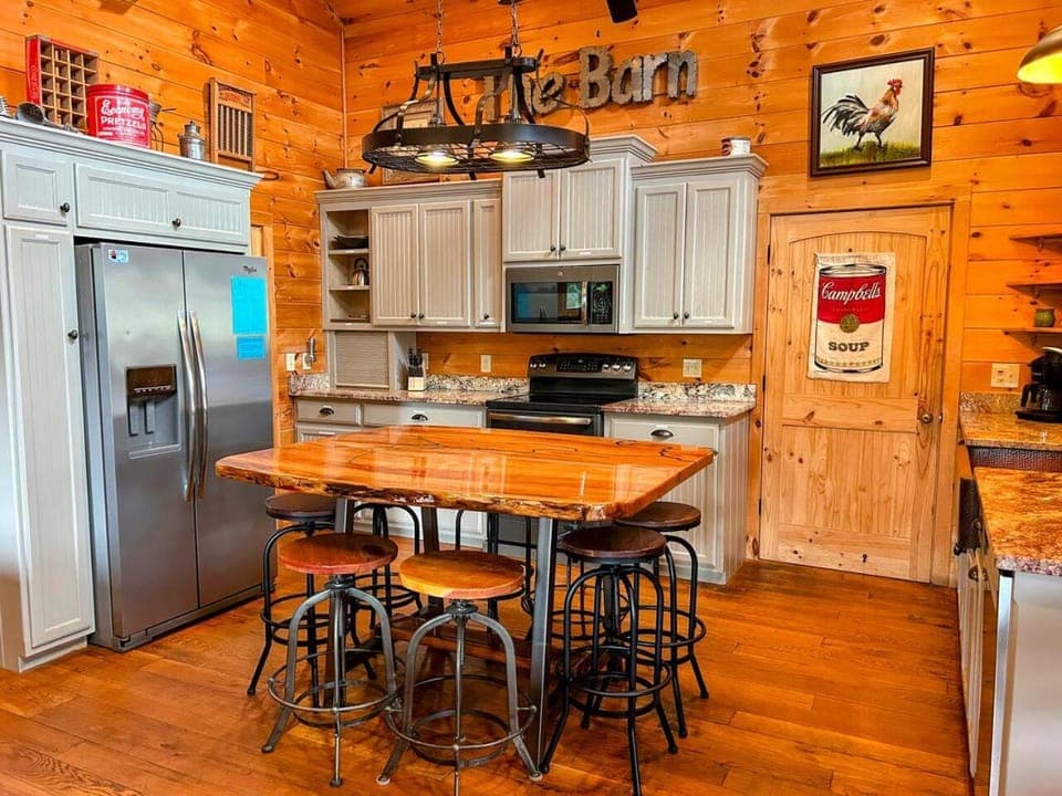 Water's Edge, Covered Porch, Deep Creek as your Backyard Haven, Hot Tub, Pool Table, Fire Pit, Close to Town & Entrance to National Park House in Swain County