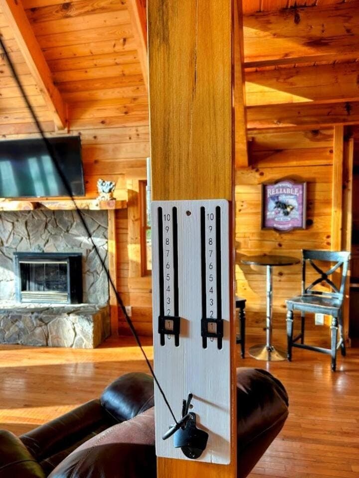 Sophie's Choice Secluded Luxury Log Cabin, Hot Tub, Pool Table, Fire Pit, Close to Town Cabin in Swain County