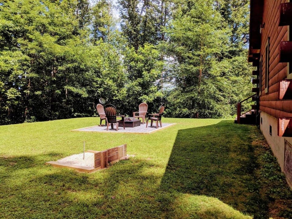 Sophie's Choice Secluded Luxury Log Cabin, Hot Tub, Pool Table, Fire Pit, Close to Town Cabin in Swain County