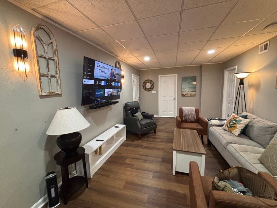 Communal lounge/ TV room, TV and multimedia, Living room, Seating area