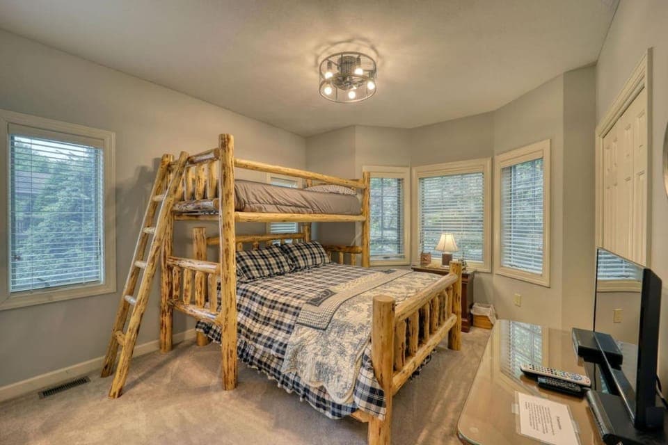 Sugar Mountain Cabin, 2bd2bth, Steps to Slopes! Cabin in Sugar Mountain