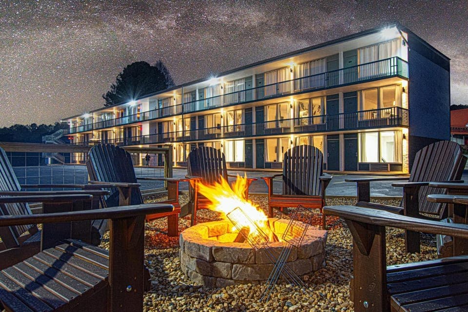 The Mallard Hotel & Suites Hotel in Ducktown
