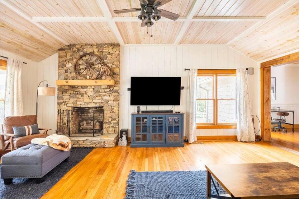 Golden Acres Ranch Hot Tub+Gameroom+Creek & wifi House in Tennessee