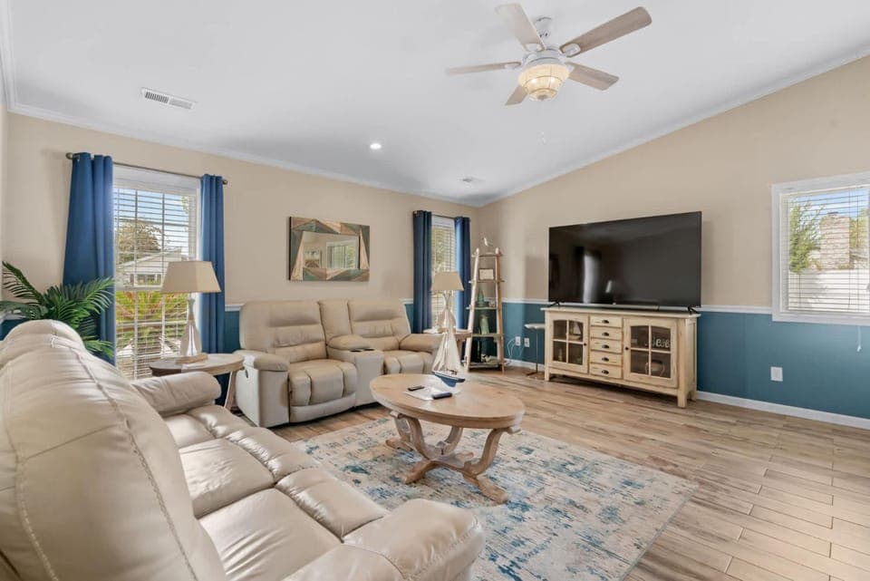 TV and multimedia, Living room, Seating area, Evening entertainment