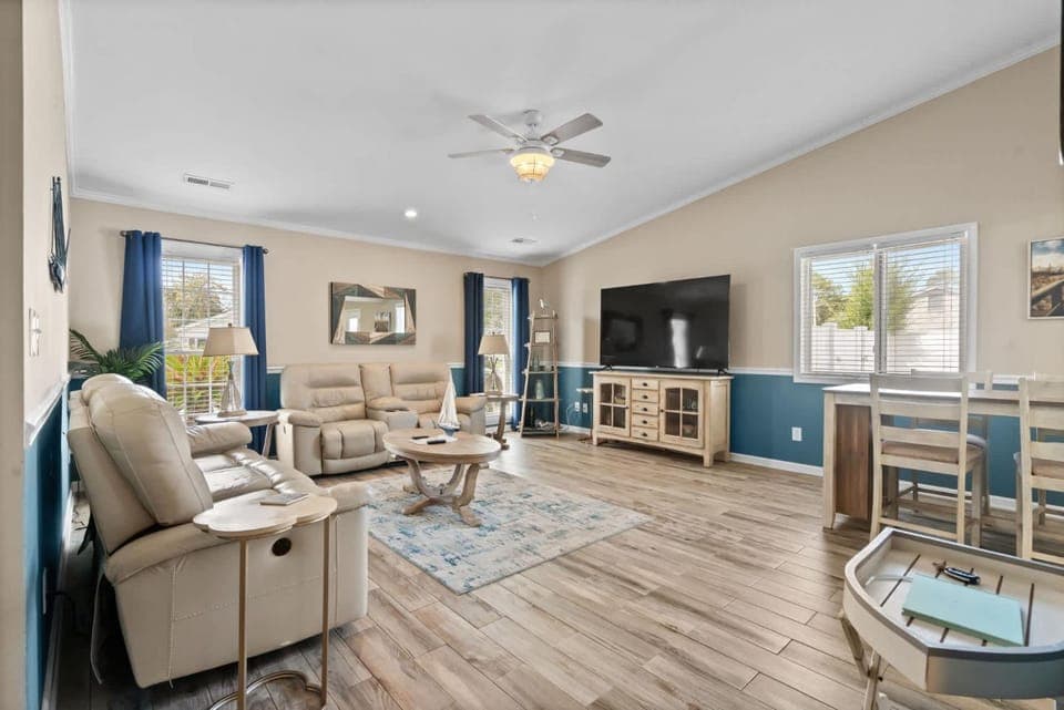Communal lounge/ TV room, TV and multimedia, Living room, Seating area, Evening entertainment