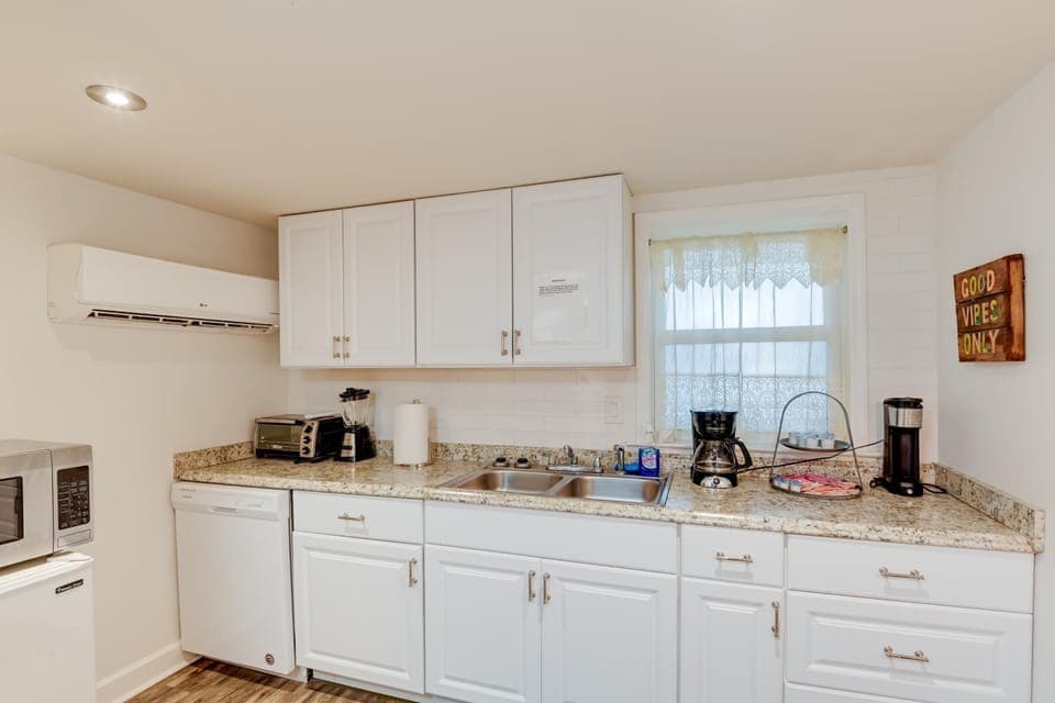 Old Hickory Hideout: Charming Apt w/ Deck! Apartment in Old Hickory