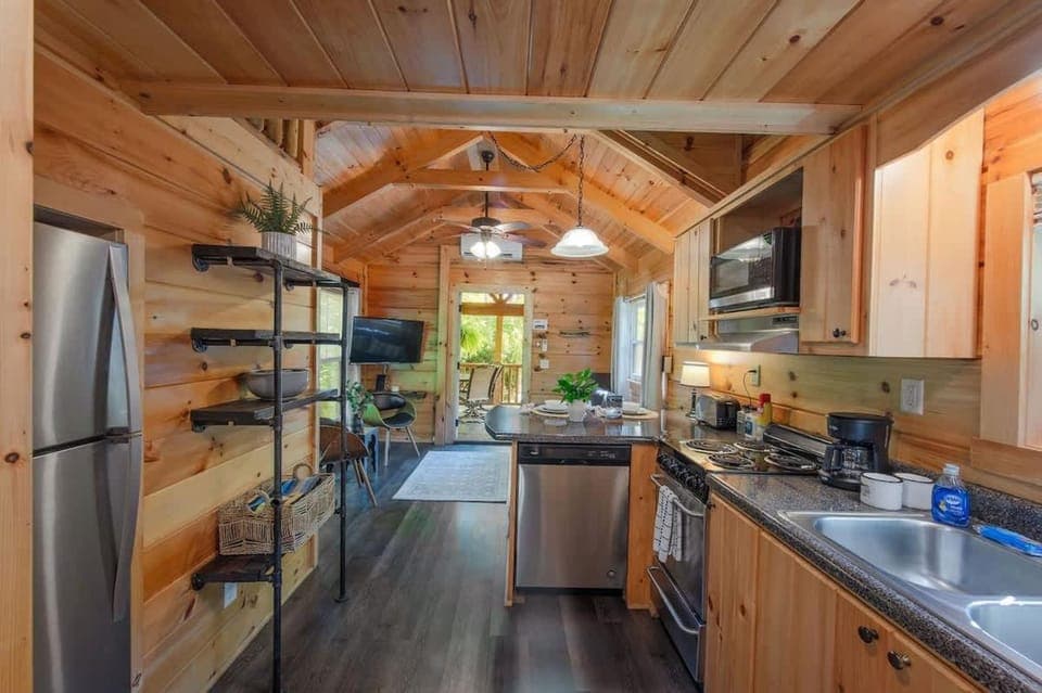 Thomas Cabin Forest Tiny Cabin With Hot Tub Cabin in Chattanooga