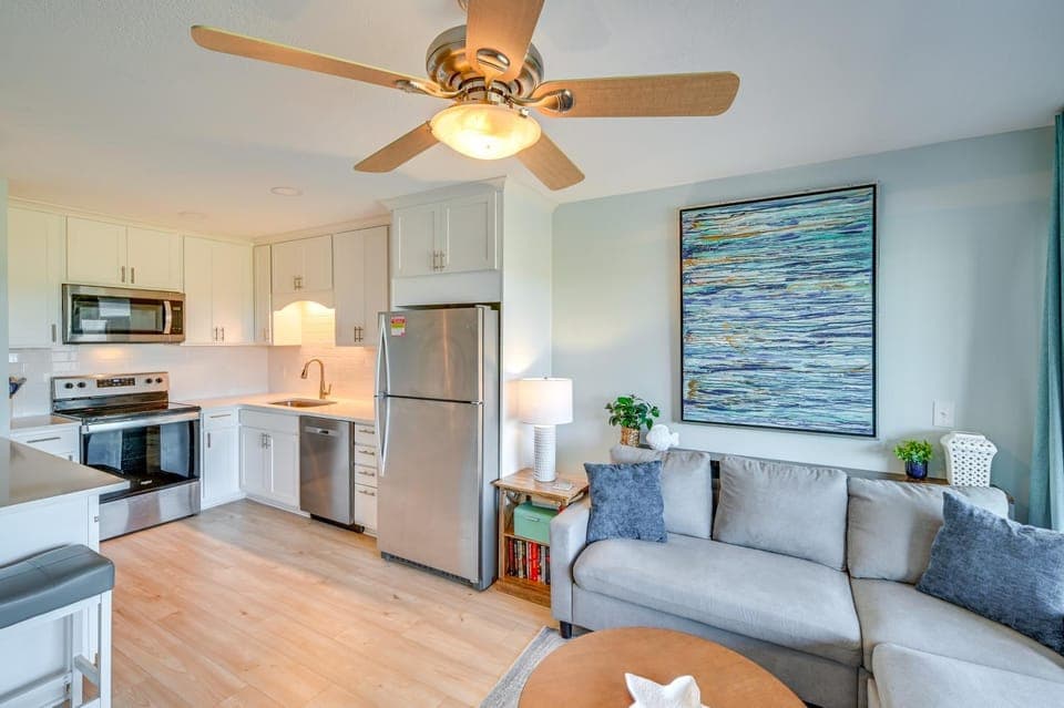 Murrells Inlet Condo w/ Balcony & Pool: Near Pier! House in Garden City