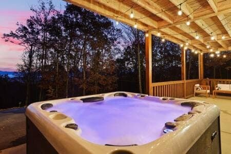 Private Mountain Getaway - Movie Theater - Hot Tub House in Union County