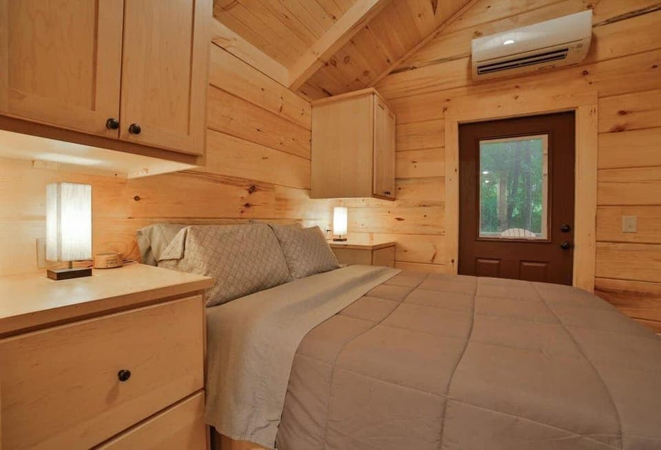 Stefan Cabin Nature-nested Tiny Home Hot Tub Cabin in Chattanooga