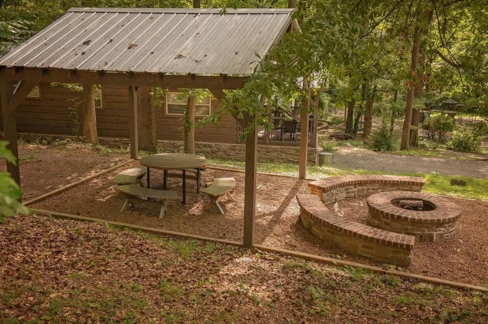 Stefan Cabin Nature-nested Tiny Home Hot Tub Cabin in Chattanooga