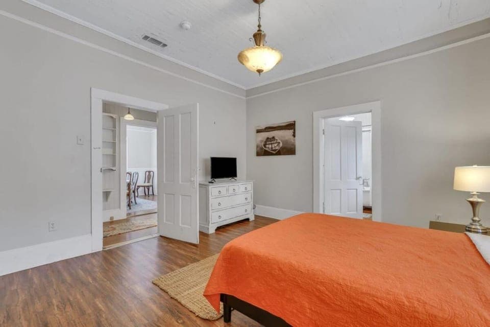 Historic Southern Home - close to downtown and GSU House in Statesboro