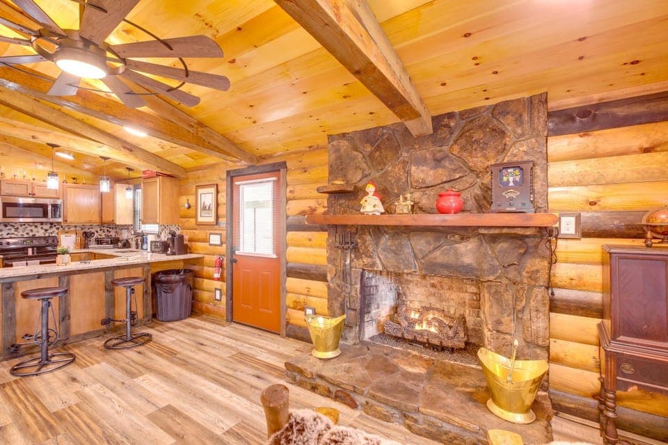 Pet-Friendly Chattanooga Cabin w/ Hot Tub & Kayaks Cabin in Hixson