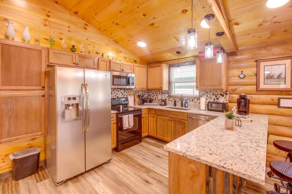 Pet-Friendly Chattanooga Cabin w/ Hot Tub & Kayaks Cabin in Hixson