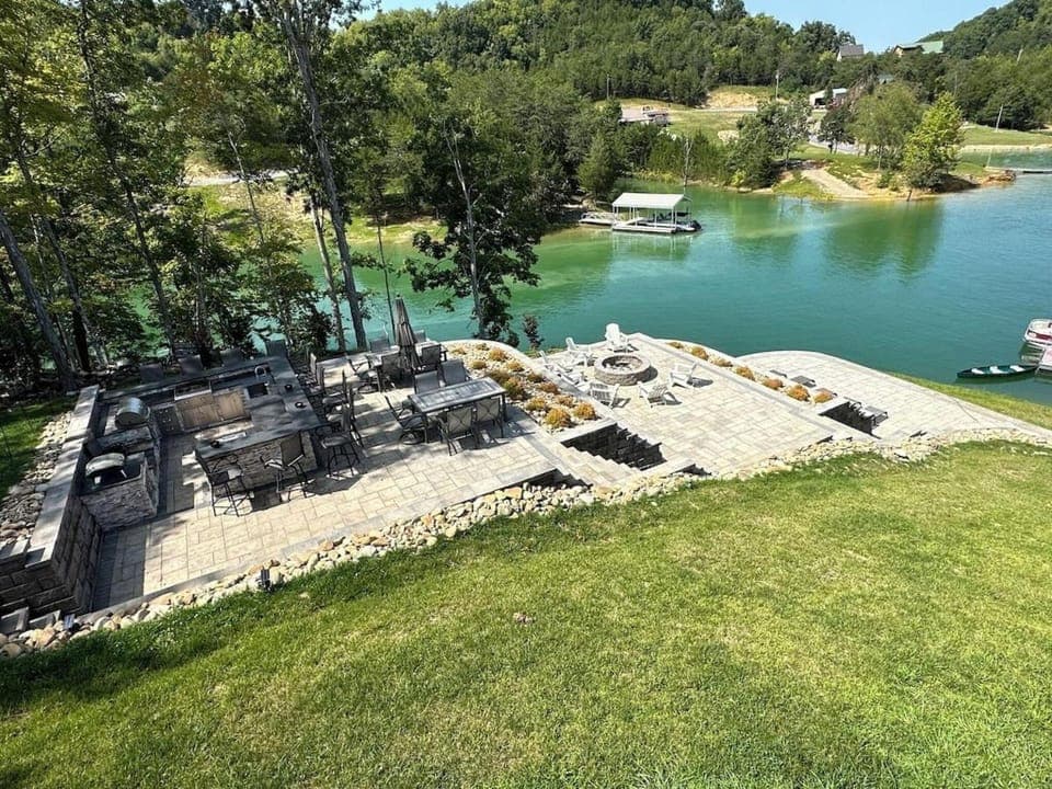 Peaceful Cabin on Lake Outdoor kitchen 3 Patios Firepit 2 Story Dock Cabin in Douglas Lake