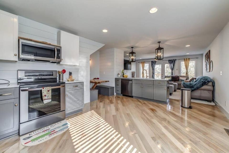 Nashville's Broadway: Your Spacious home House in East Nashville