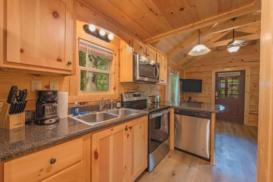 Apollonie Cabin Lookout Mountain Hot Tub Cabin in Chattanooga