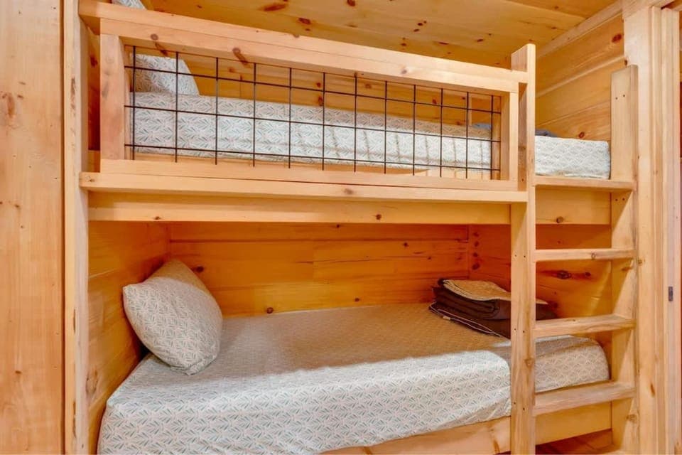 Eliza Cabin Nature Nested Tiny Cabin W Hot Tub Cabin in Chattanooga