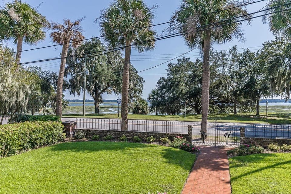 Historic Home Overlooking the Beaufort River Located on Bay St - Sleeps 10 House in Beaufort