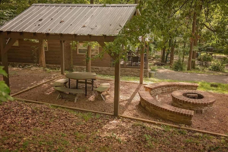 Jake Cabin Luxury Hot Tub Cabin Near Downtown Cabin in Chattanooga