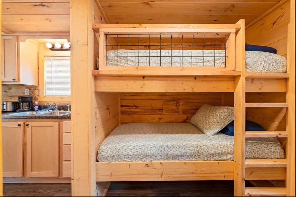 Lena Cabin Wooded Tiny Cabin - Hot Tub Cabin in Chattanooga