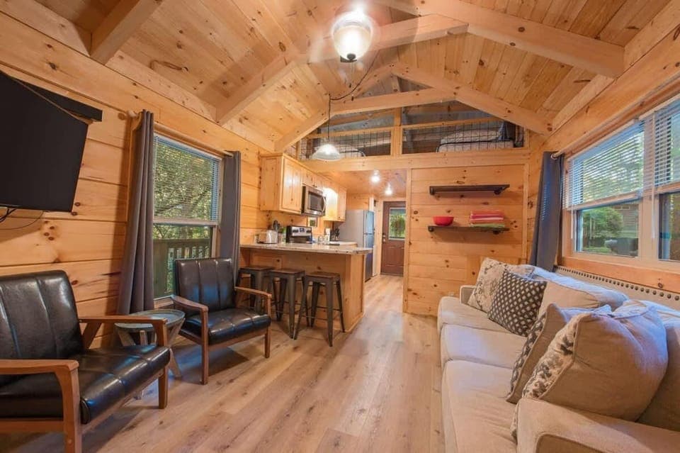 Peggers Cabin Luxury Rustic Tiny Cabin Spa Cabin in Chattanooga