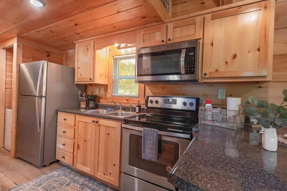Ryon Tiny Home Cabin City-side Rustic Retreat Cabin in Chattanooga
