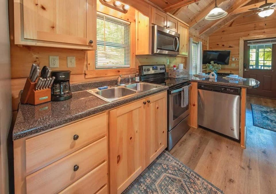 Ryon Tiny Home Cabin City-side Rustic Retreat Cabin in Chattanooga