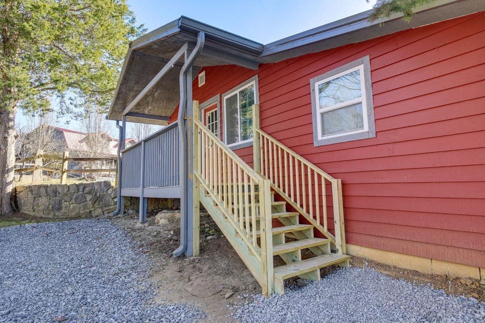 Cozy Cottage w/ Pool Btwn Knoxville & Pigeon Forge House in Sevier County