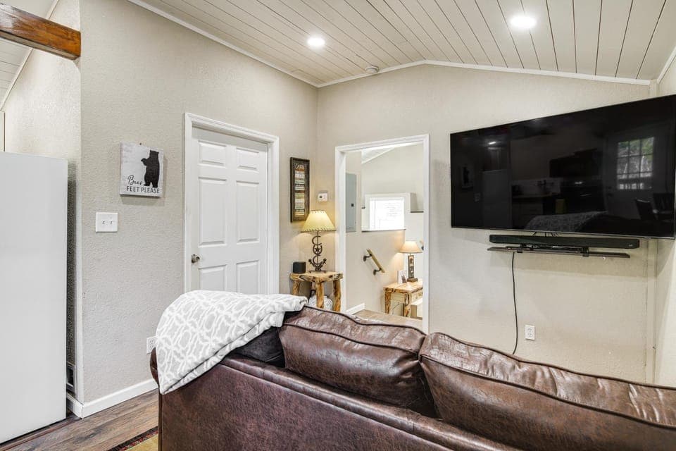 Cozy Cottage w/ Pool Btwn Knoxville & Pigeon Forge House in Sevier County