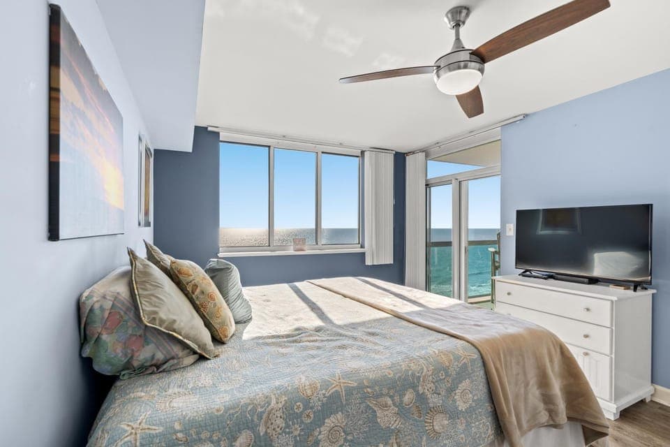 Bed, TV and multimedia, Photo of the whole room, Bedroom, fireplace