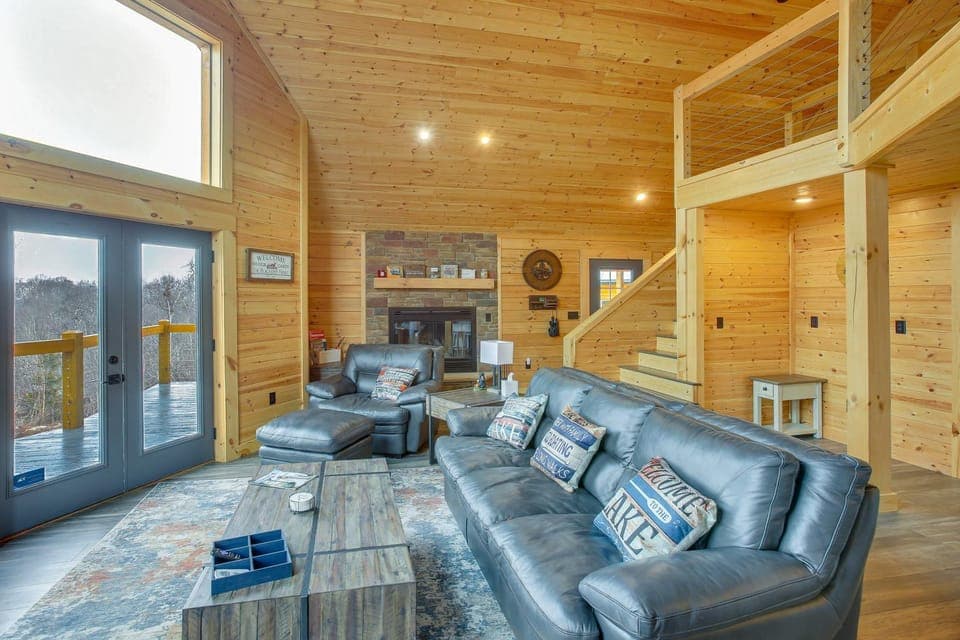Celina Cabin w/ View of Dale Hollow Lake! Cabin in Tennessee