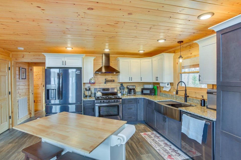 Celina Cabin w/ View of Dale Hollow Lake! Cabin in Tennessee