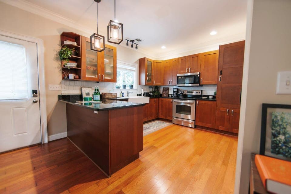 Cozy Cottage - Walk to Campus, Stadium, Downtown House in Athens