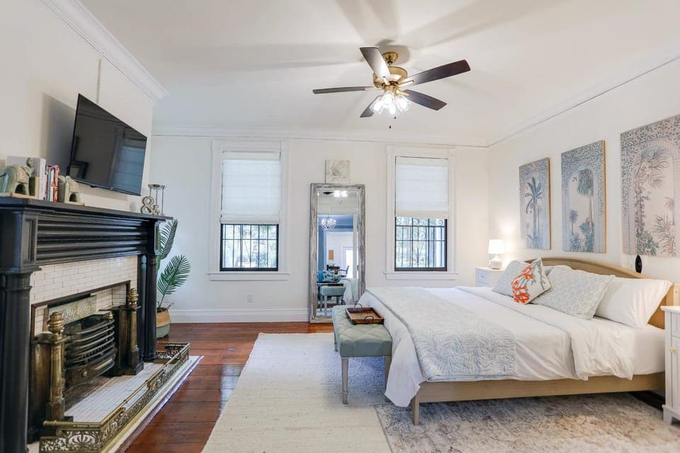 Bed, TV and multimedia, Photo of the whole room, Evening entertainment, Bedroom, fireplace