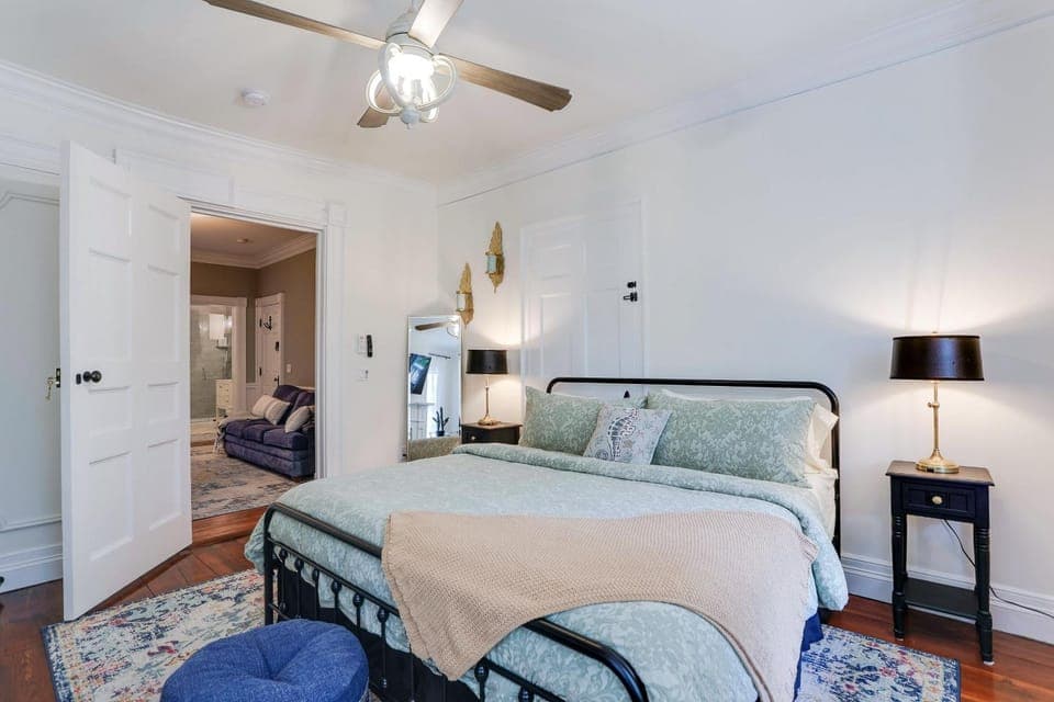 Bed, Living room, Photo of the whole room, Seating area, Bedroom