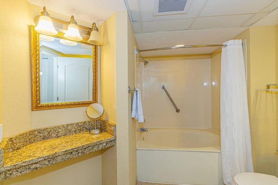NEW! Carolinian 2/2 OF Master Free Parking & Wi-fi Apartment in Myrtle Beach