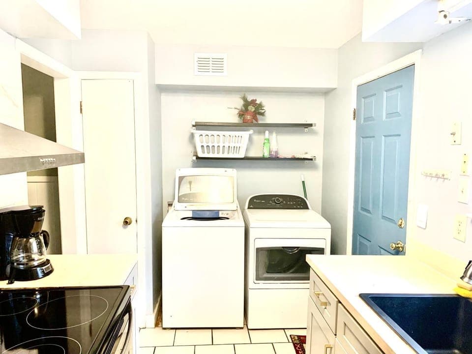 Welcome travel techs, King bed, 2br 1 ,5 ba, 4beds sleep 5, xAI, Project Pyramid House in Memphis