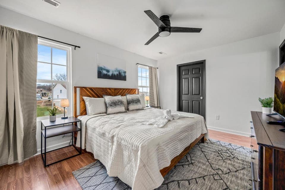 Bed, Photo of the whole room, Bedroom