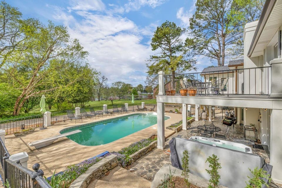Property building, Patio, Spring, Day, Natural landscape, Garden, Hot Tub, View (from property/room), Balcony/Terrace, Garden view, Pool view, Swimming pool, sunbed