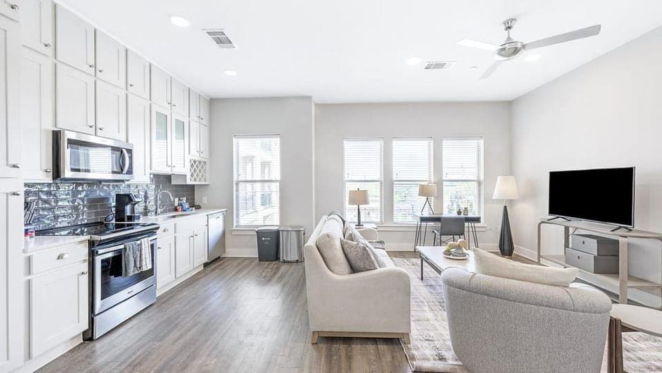 Landing Modern Apartment with Amazing Amenities (ID5549X82) Apartment in Brentwood