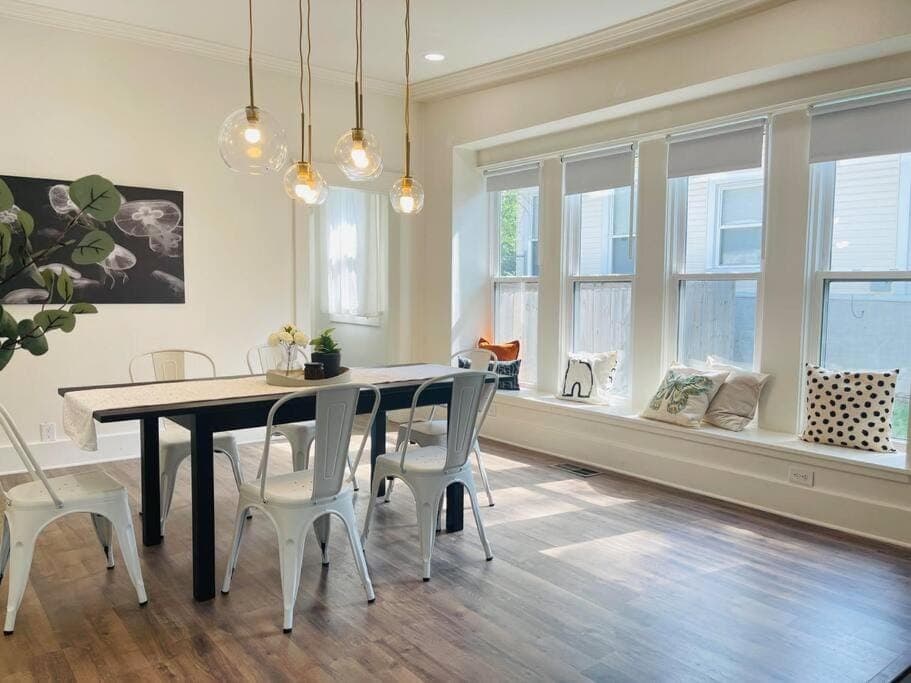 Chic Crosstown Bungalow with large fenced backyard Villa in Memphis