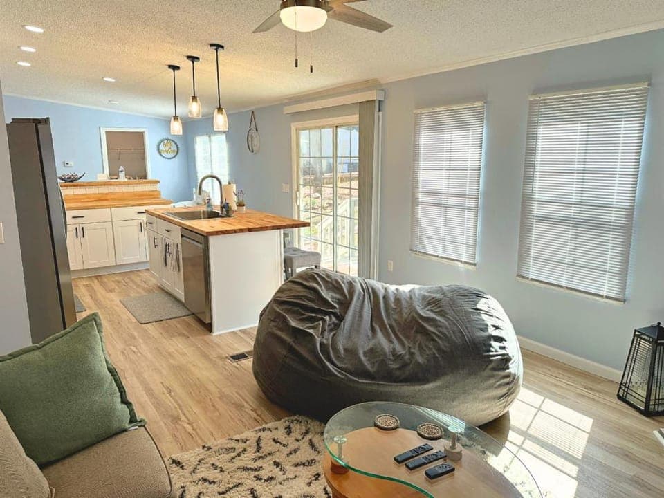 Kitchen or kitchenette, Living room, Seating area, Dining area, minibar, pet friendly, stove