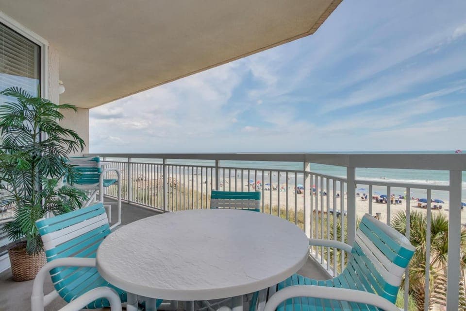 Crescent Shores N - 304 - Ocean Front-Crescent Beach Section House in Crescent Beach