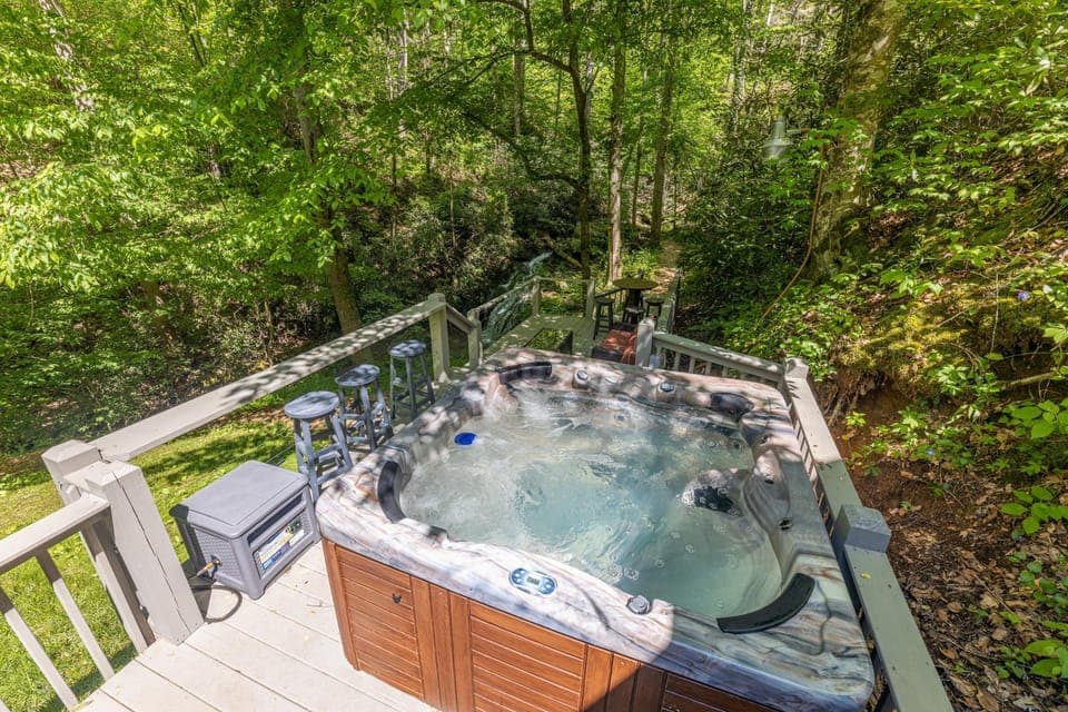 Waterfall Woods Lodge 4 br, 5 bath property including tiny house suite, private waterfallcreek! Chalet in Sevier County