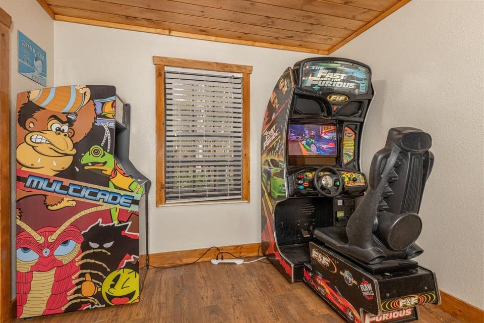 Waterfall Woods Lodge 4 br, 5 bath property including tiny house suite, private waterfallcreek! Chalet in Sevier County